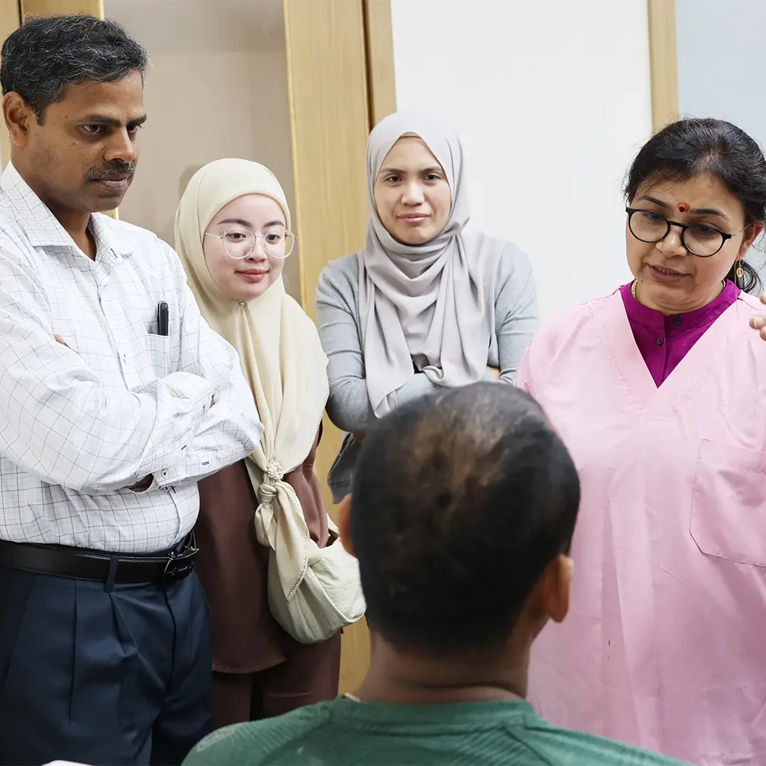 Hands-on FUE & FUT Hair Transplant Training (Saraswat Hospital, Agra) by Dr. Preeti Saraswat.